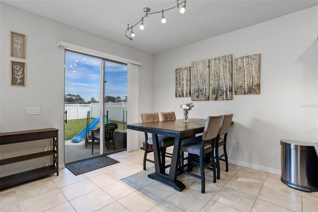 合同活跃: $375,000 (4 贝兹, 2 浴室, 2669 平方英尺)