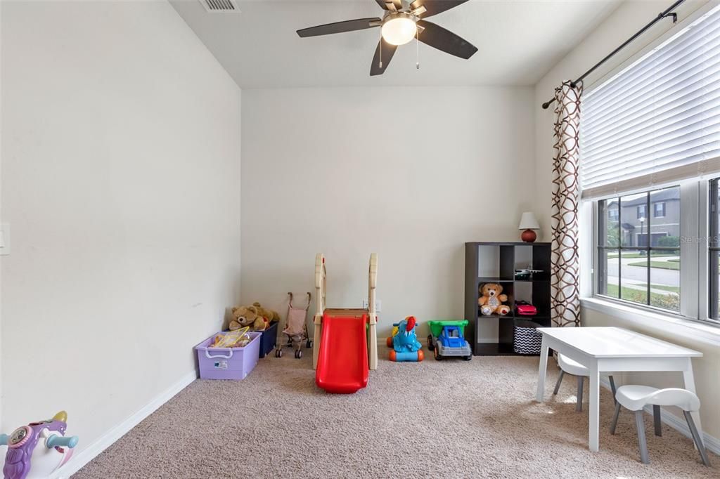 合同活跃: $375,000 (4 贝兹, 2 浴室, 2669 平方英尺)