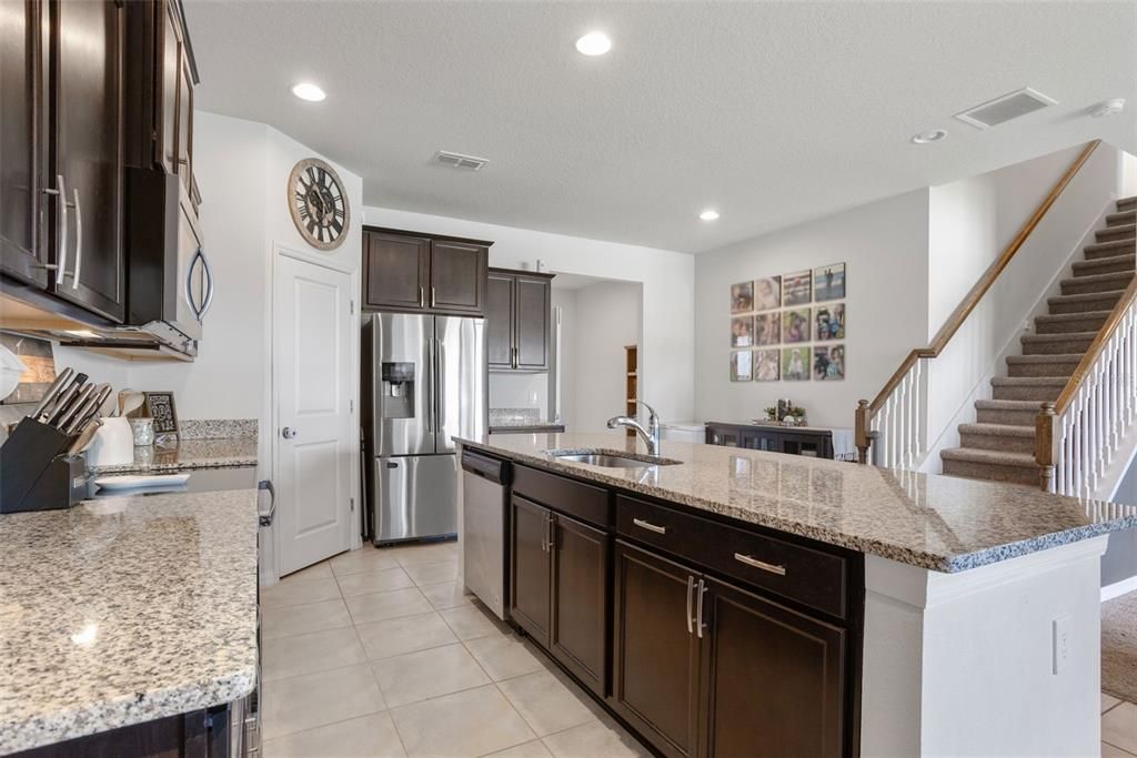 合同活跃: $375,000 (4 贝兹, 2 浴室, 2669 平方英尺)