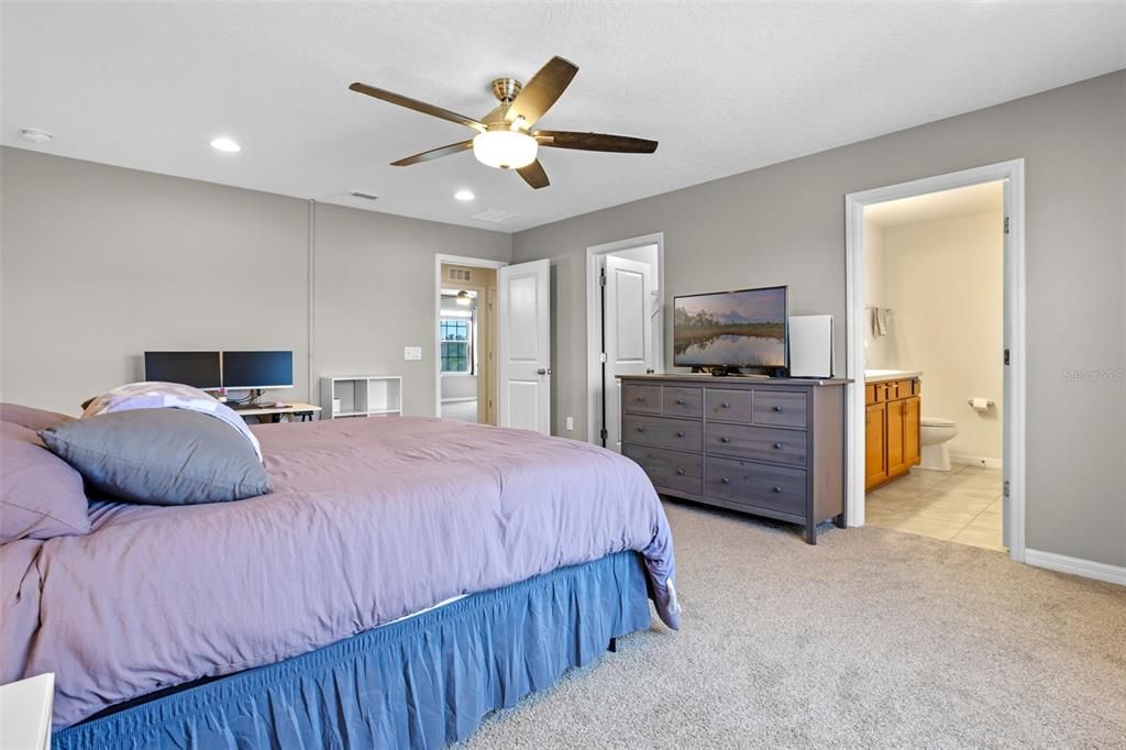 合同活跃: $375,000 (4 贝兹, 2 浴室, 2669 平方英尺)