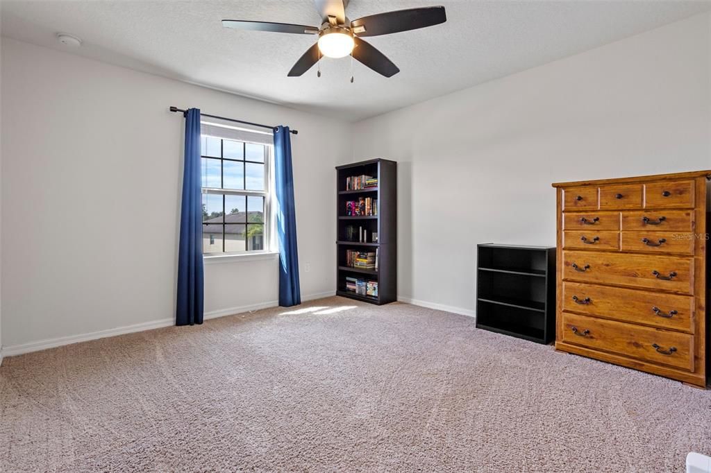 合同活跃: $375,000 (4 贝兹, 2 浴室, 2669 平方英尺)