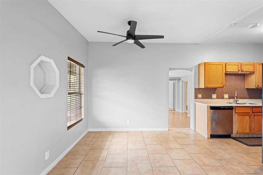 Под контрактом: $275,000 (3 спален, 1 ванн, 1510 Квадратных фут)