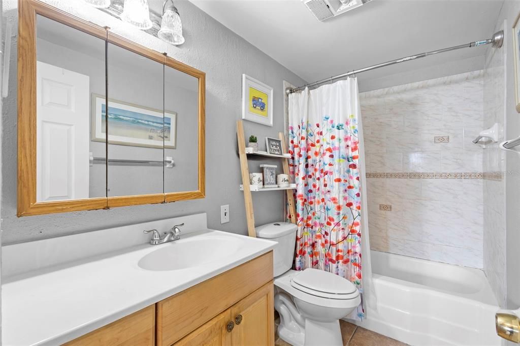 Под контрактом: $275,000 (3 спален, 1 ванн, 1510 Квадратных фут)