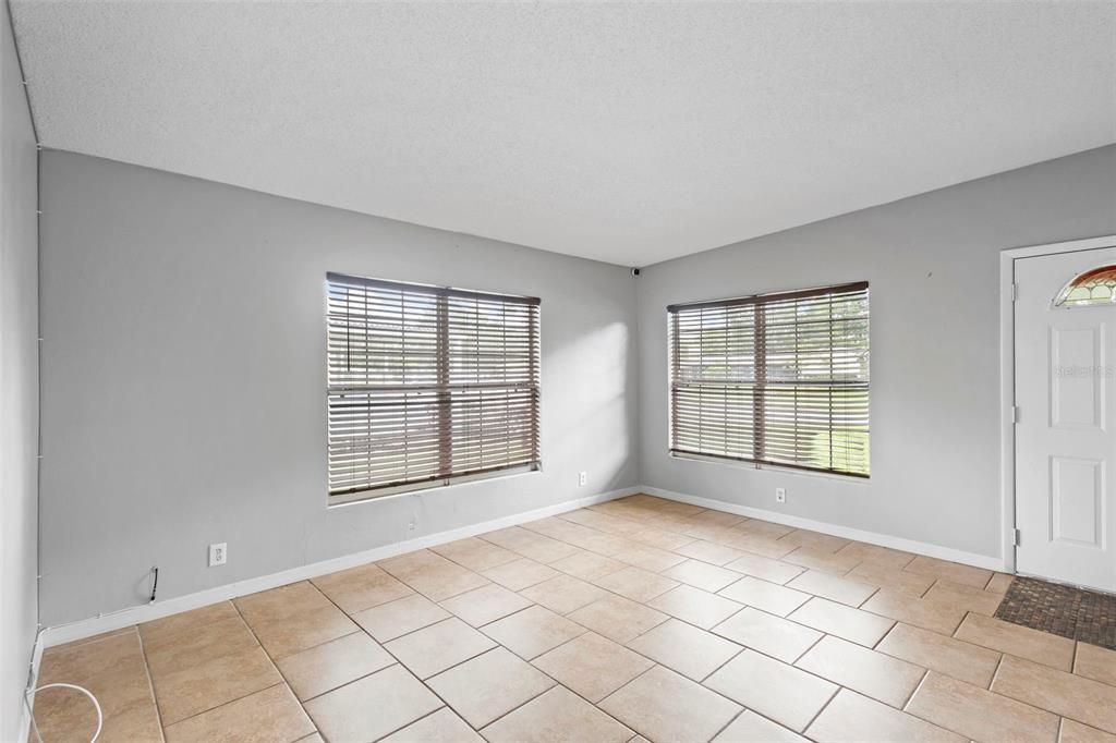 Под контрактом: $275,000 (3 спален, 1 ванн, 1510 Квадратных фут)