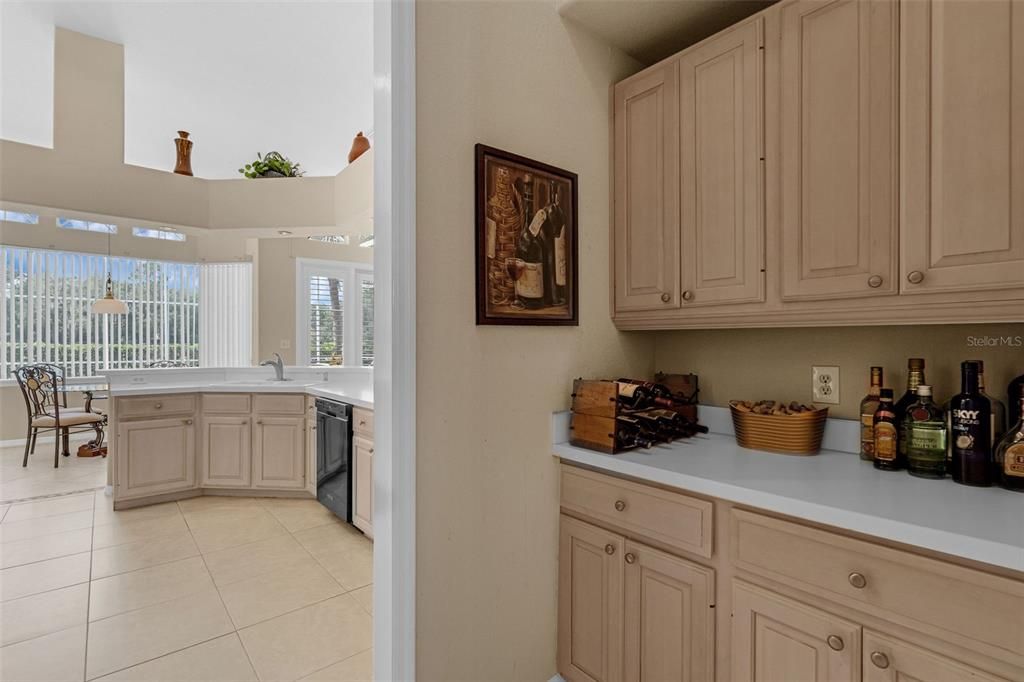 合同活跃: $799,000 (4 贝兹, 3 浴室, 2763 平方英尺)