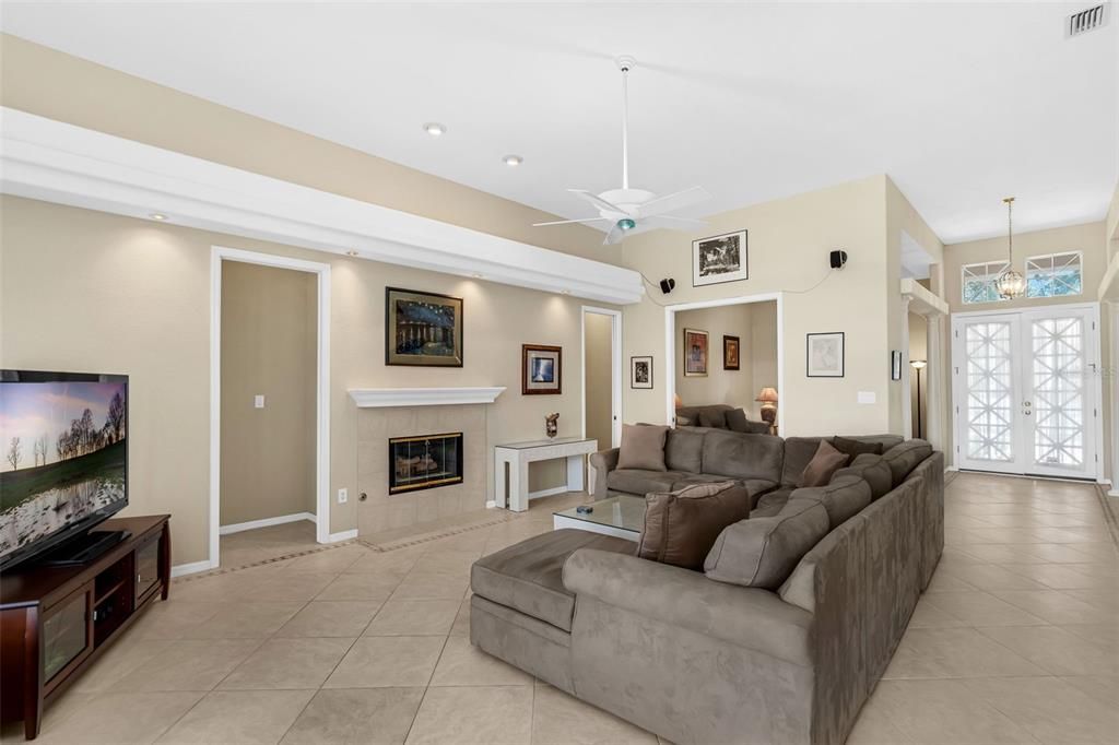 合同活跃: $799,000 (4 贝兹, 3 浴室, 2763 平方英尺)