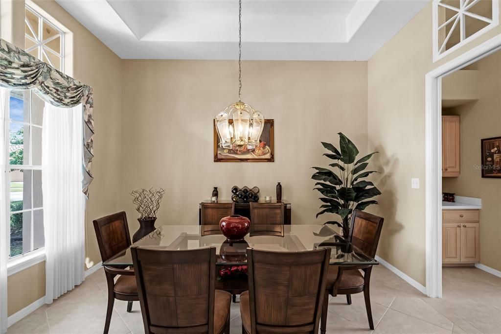 合同活跃: $799,000 (4 贝兹, 3 浴室, 2763 平方英尺)