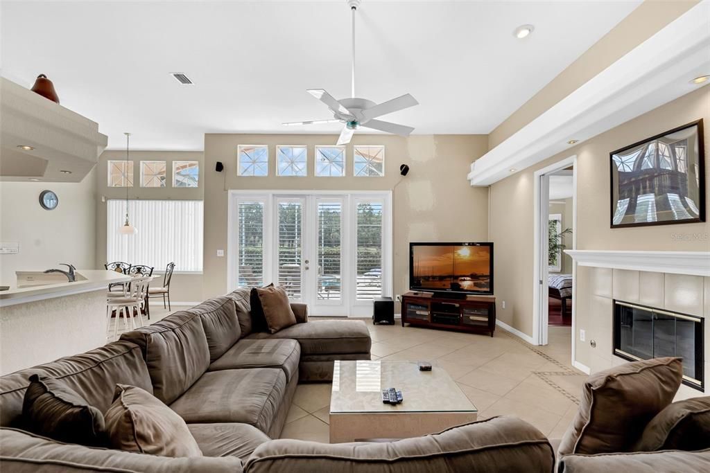 合同活跃: $799,000 (4 贝兹, 3 浴室, 2763 平方英尺)