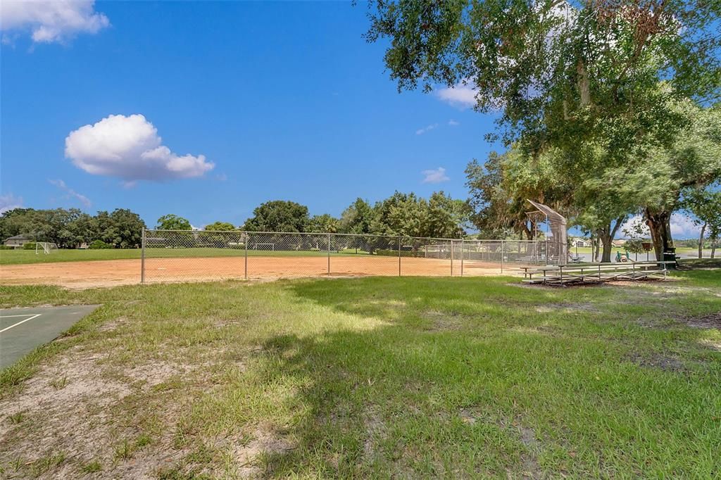 合同活跃: $799,000 (4 贝兹, 3 浴室, 2763 平方英尺)