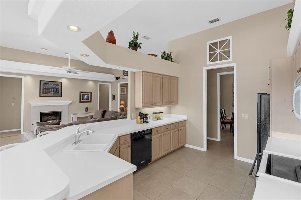 合同活跃: $799,000 (4 贝兹, 3 浴室, 2763 平方英尺)