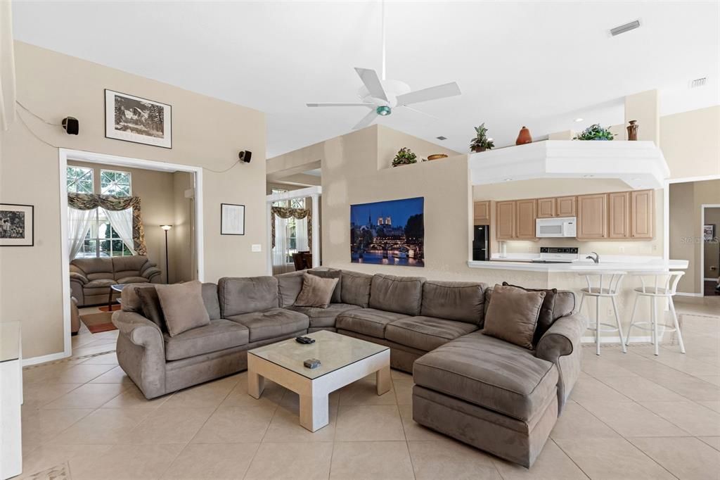 合同活跃: $799,000 (4 贝兹, 3 浴室, 2763 平方英尺)