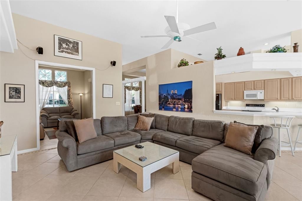 合同活跃: $799,000 (4 贝兹, 3 浴室, 2763 平方英尺)