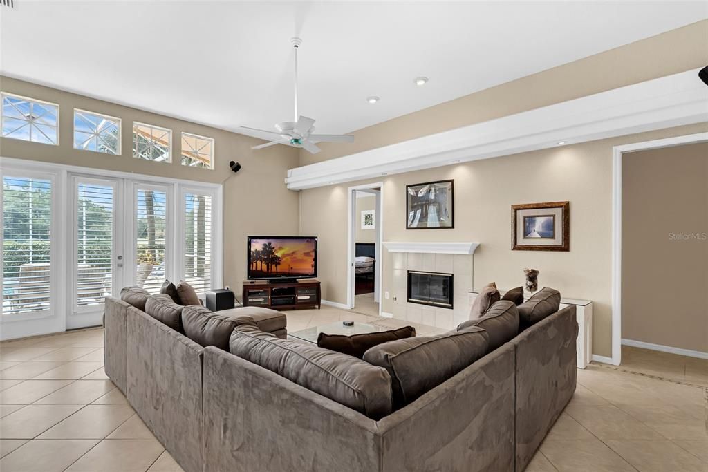 合同活跃: $799,000 (4 贝兹, 3 浴室, 2763 平方英尺)