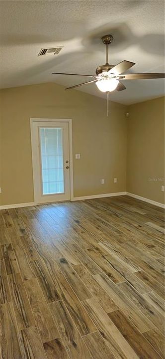 出租: $1,825 (2 贝兹, 2 浴室, 1078 平方英尺)