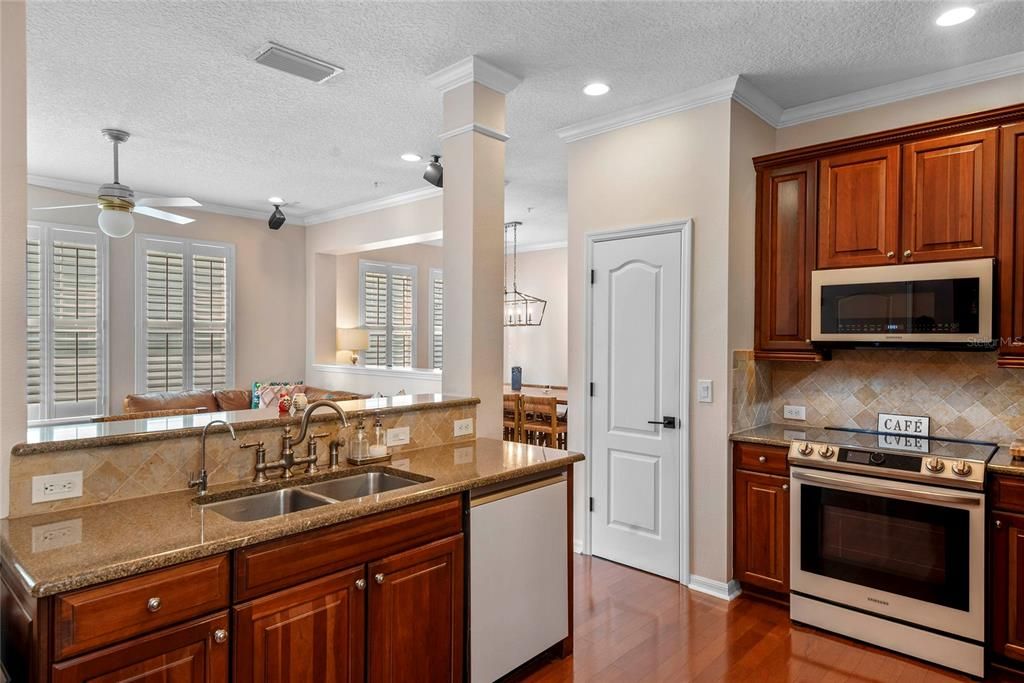 合同活跃: $825,000 (4 贝兹, 2 浴室, 1907 平方英尺)