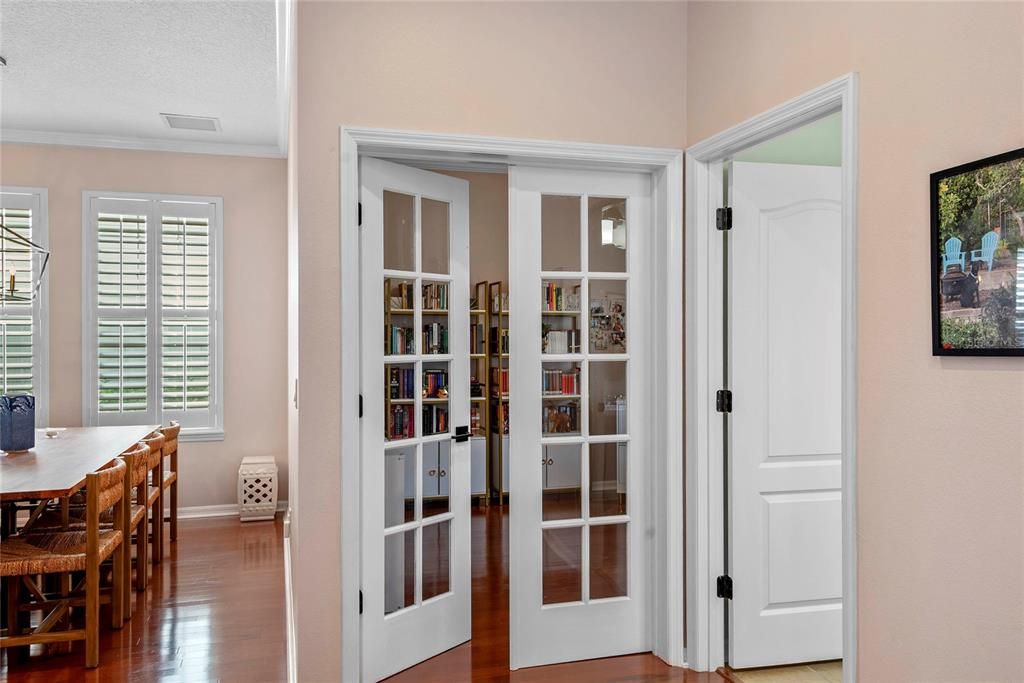 合同活跃: $825,000 (4 贝兹, 2 浴室, 1907 平方英尺)