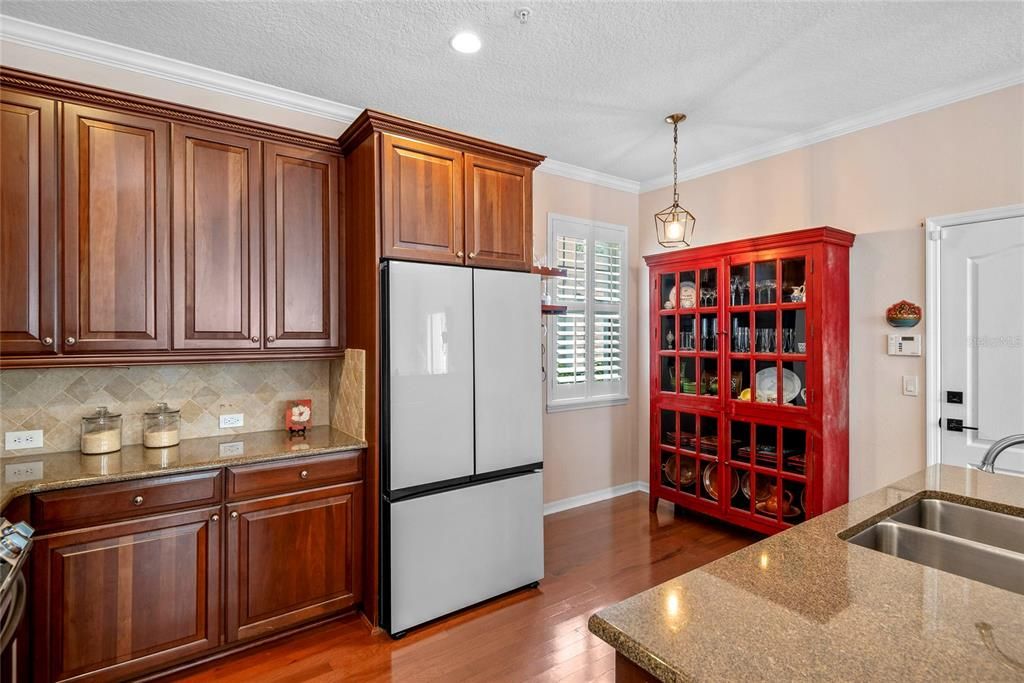 合同活跃: $825,000 (4 贝兹, 2 浴室, 1907 平方英尺)