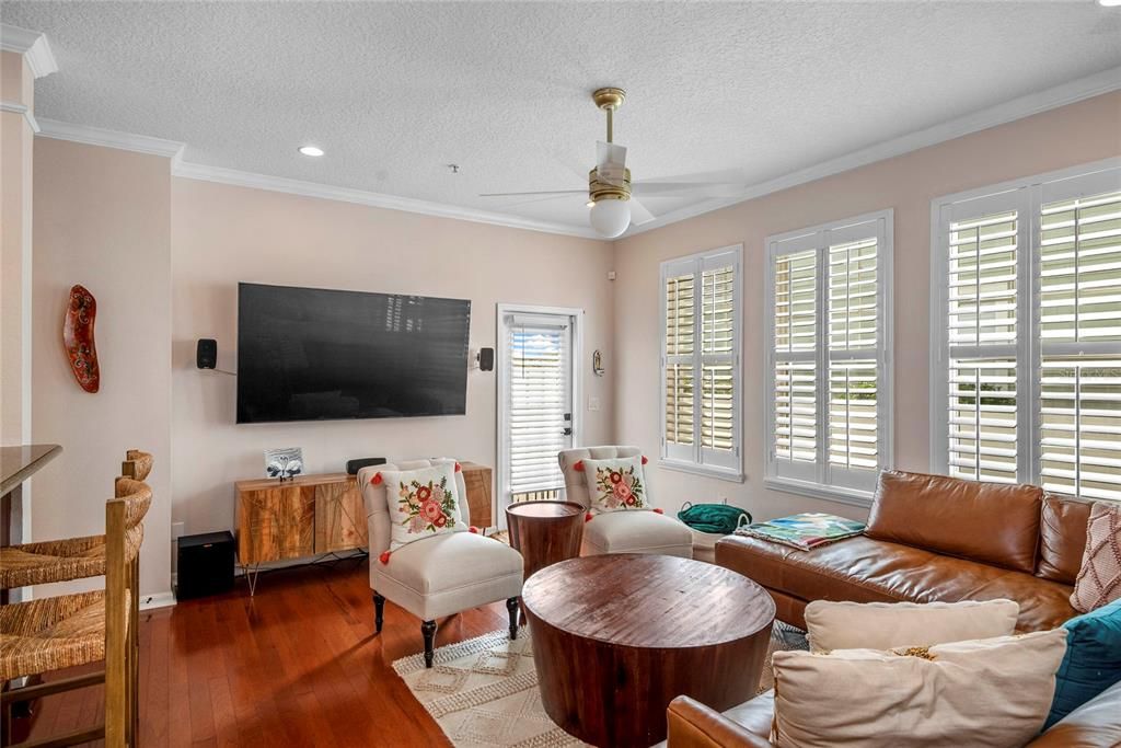 合同活跃: $825,000 (4 贝兹, 2 浴室, 1907 平方英尺)