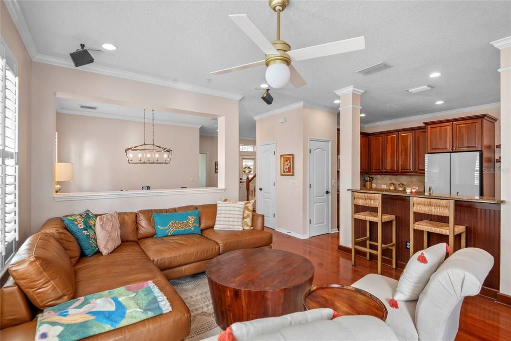 合同活跃: $825,000 (4 贝兹, 2 浴室, 1907 平方英尺)