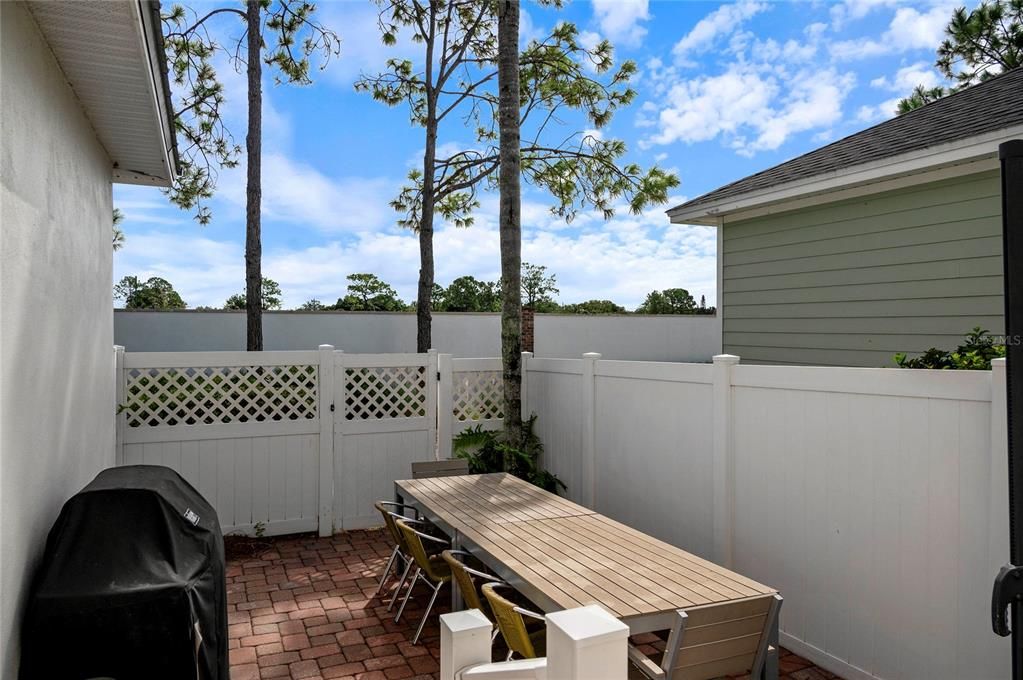 合同活跃: $825,000 (4 贝兹, 2 浴室, 1907 平方英尺)