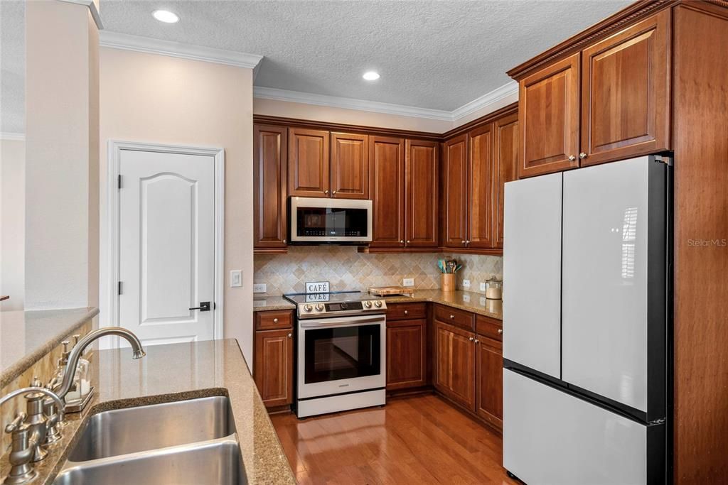 合同活跃: $825,000 (4 贝兹, 2 浴室, 1907 平方英尺)