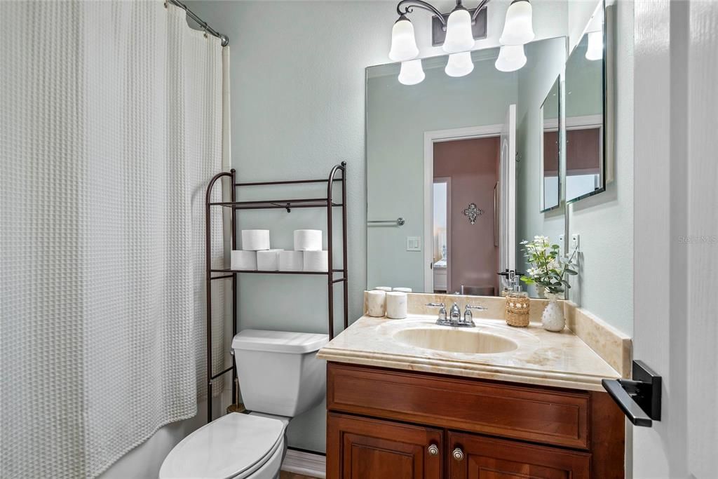 合同活跃: $825,000 (4 贝兹, 2 浴室, 1907 平方英尺)