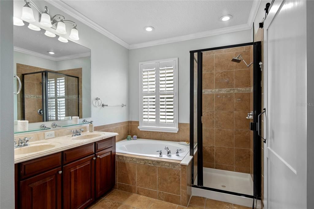 合同活跃: $825,000 (4 贝兹, 2 浴室, 1907 平方英尺)