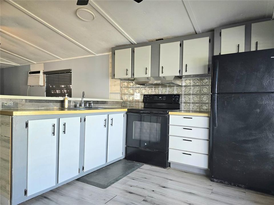 待售: $110,000 (2 贝兹, 1 浴室, 1000 平方英尺)