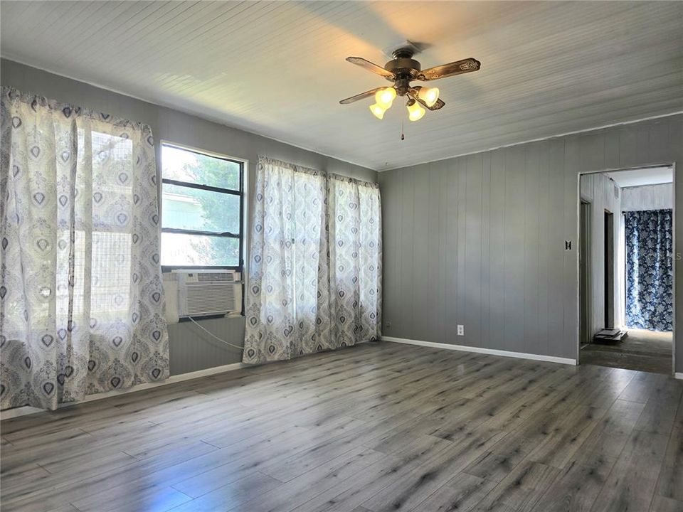 待售: $110,000 (2 贝兹, 1 浴室, 1000 平方英尺)