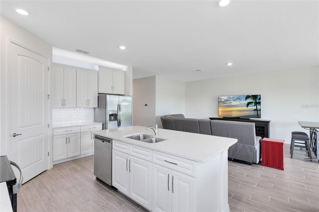 待售: $425,000 (4 贝兹, 2 浴室, 2056 平方英尺)