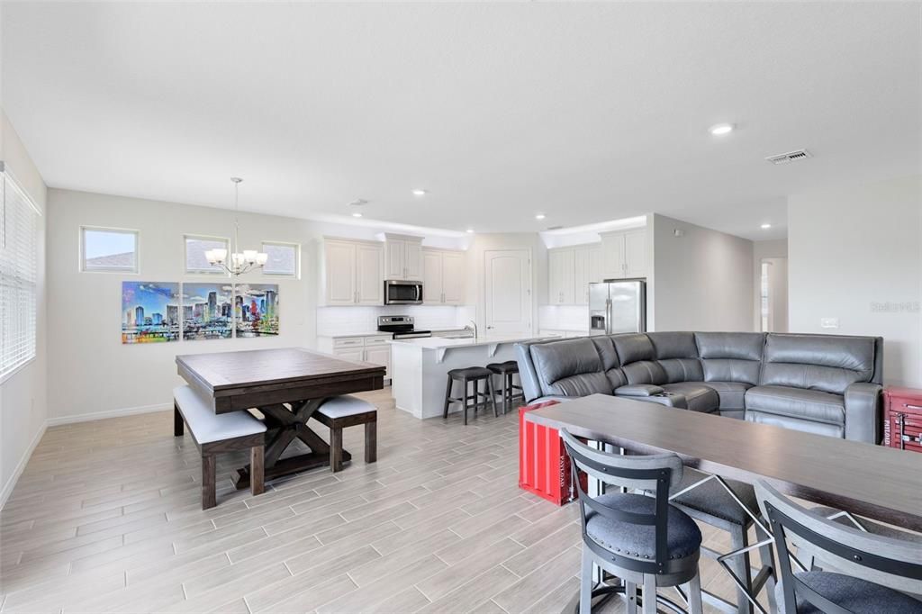 待售: $425,000 (4 贝兹, 2 浴室, 2056 平方英尺)