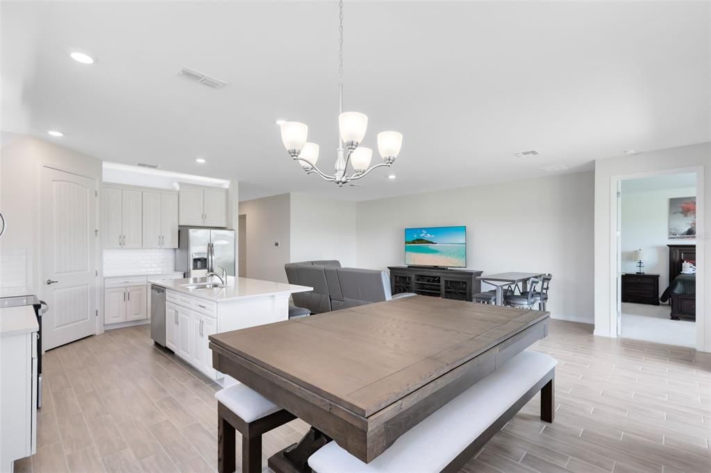 待售: $425,000 (4 贝兹, 2 浴室, 2056 平方英尺)