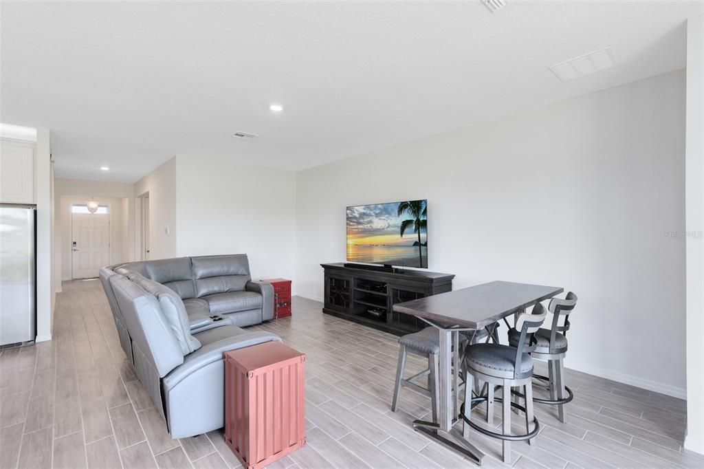 待售: $425,000 (4 贝兹, 2 浴室, 2056 平方英尺)