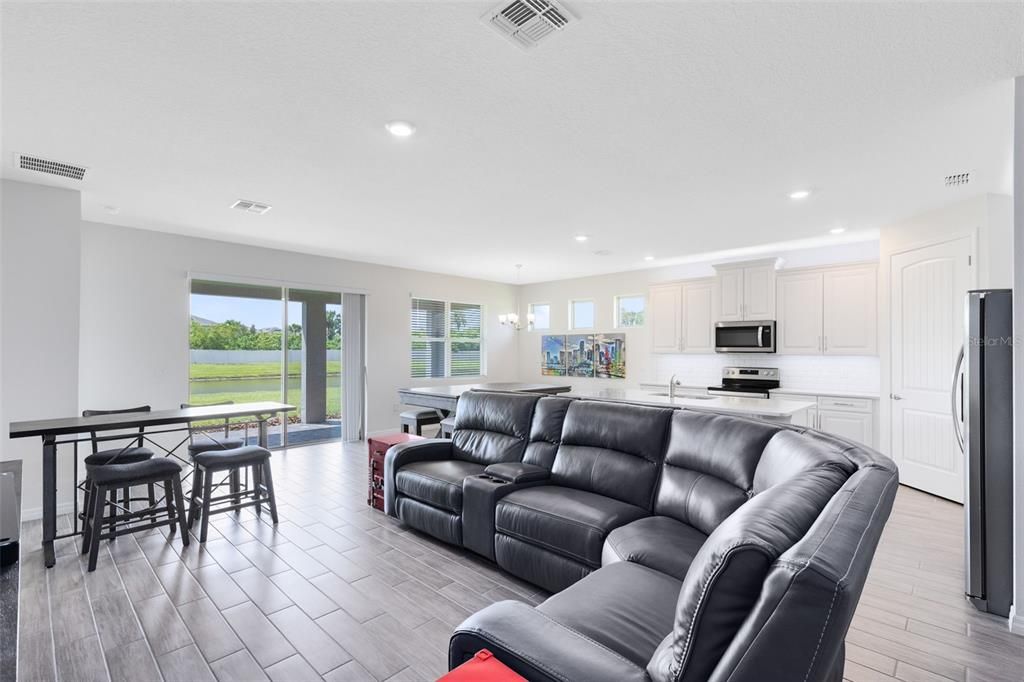 待售: $425,000 (4 贝兹, 2 浴室, 2056 平方英尺)