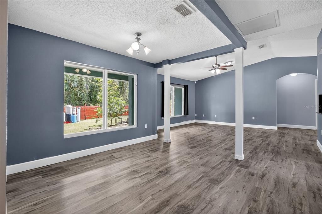 For Sale: $324,900 (4 beds, 2 baths, 1710 Square Feet)