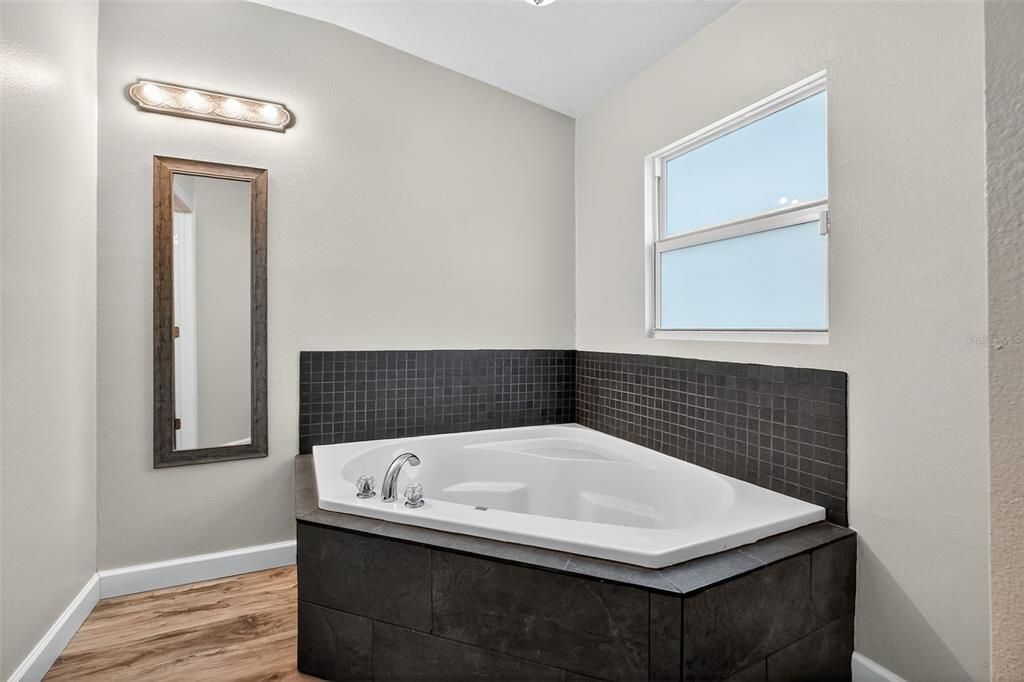 For Sale: $324,900 (4 beds, 2 baths, 1710 Square Feet)