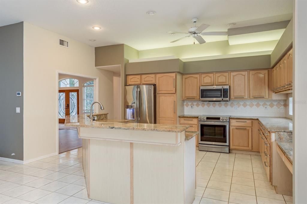 Activo con contrato: $799,900 (3 camas, 3 baños, 3386 Pies cuadrados)