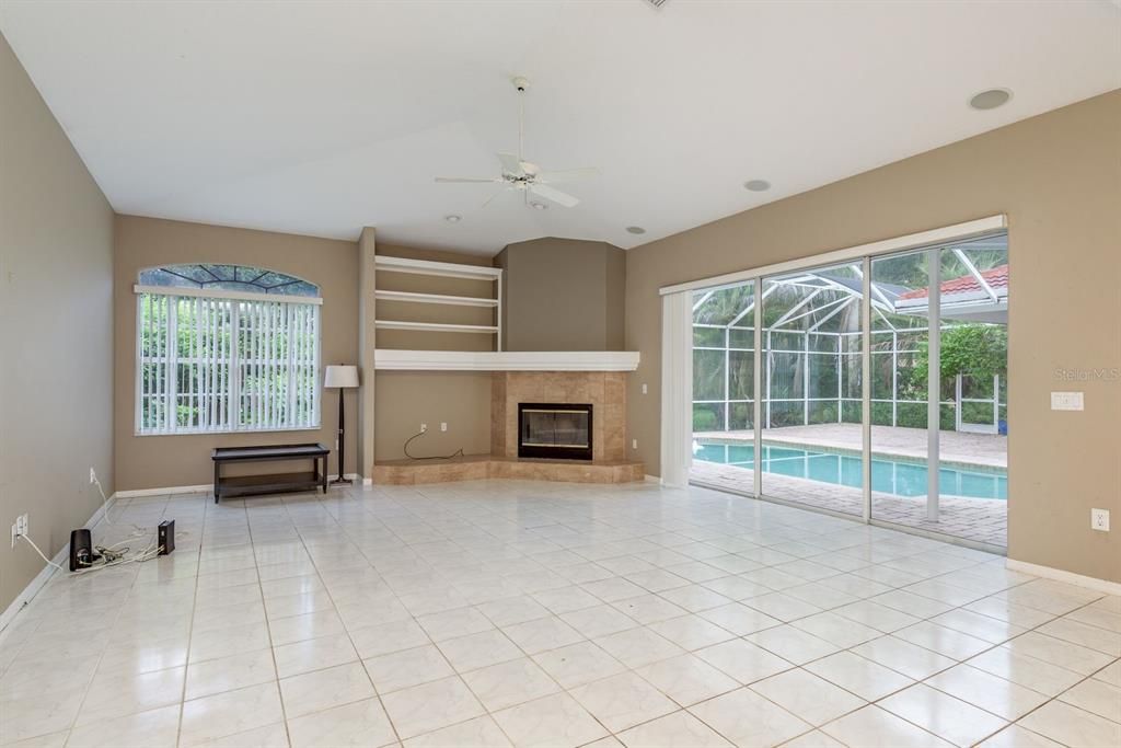 Activo con contrato: $799,900 (3 camas, 3 baños, 3386 Pies cuadrados)