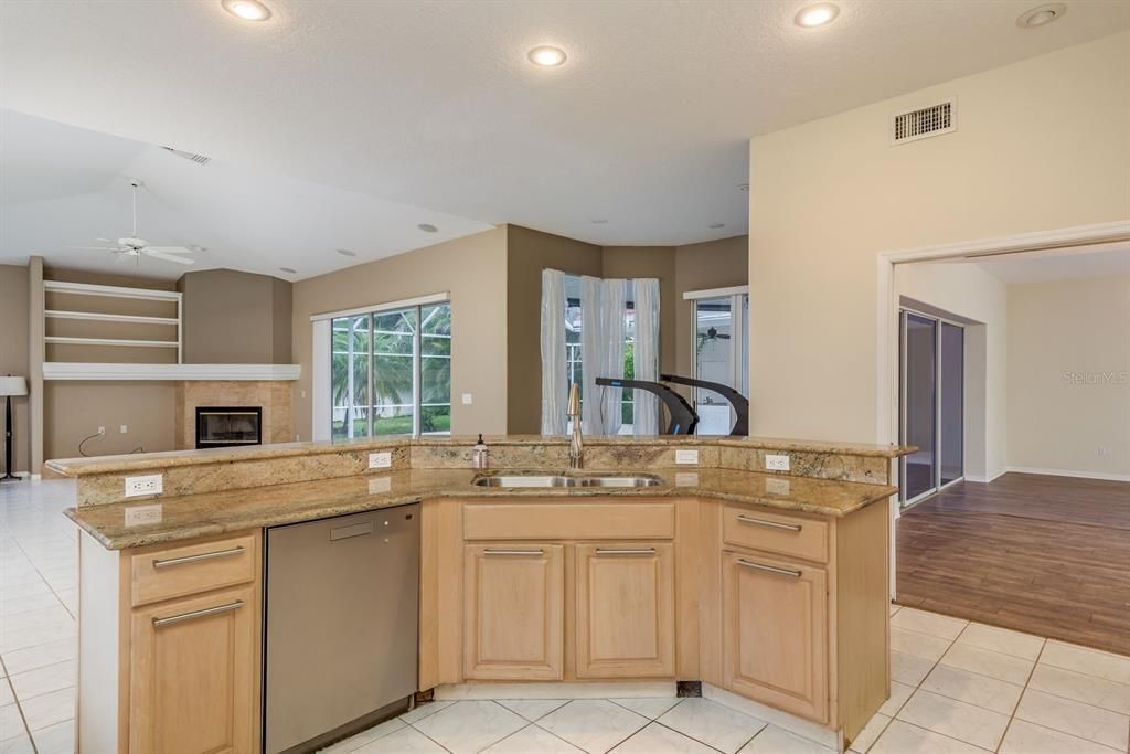 Activo con contrato: $799,900 (3 camas, 3 baños, 3386 Pies cuadrados)