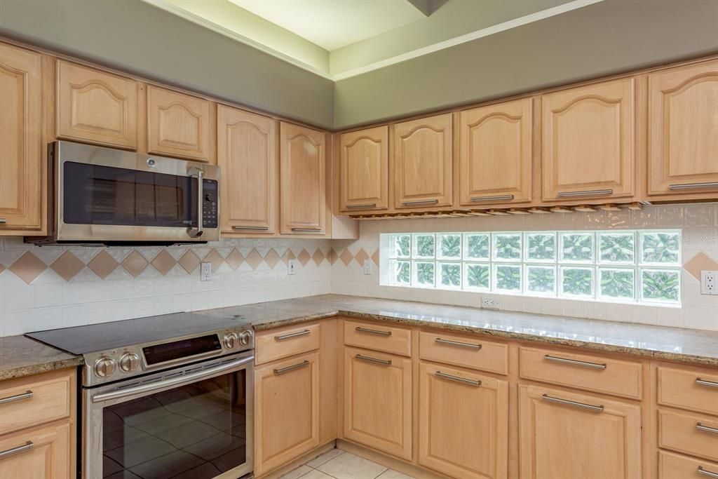 Activo con contrato: $799,900 (3 camas, 3 baños, 3386 Pies cuadrados)