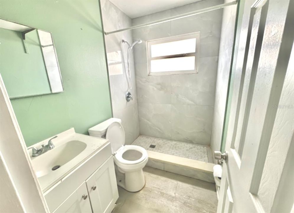 合同活跃: $239,999 (3 贝兹, 3 浴室, 936 平方英尺)