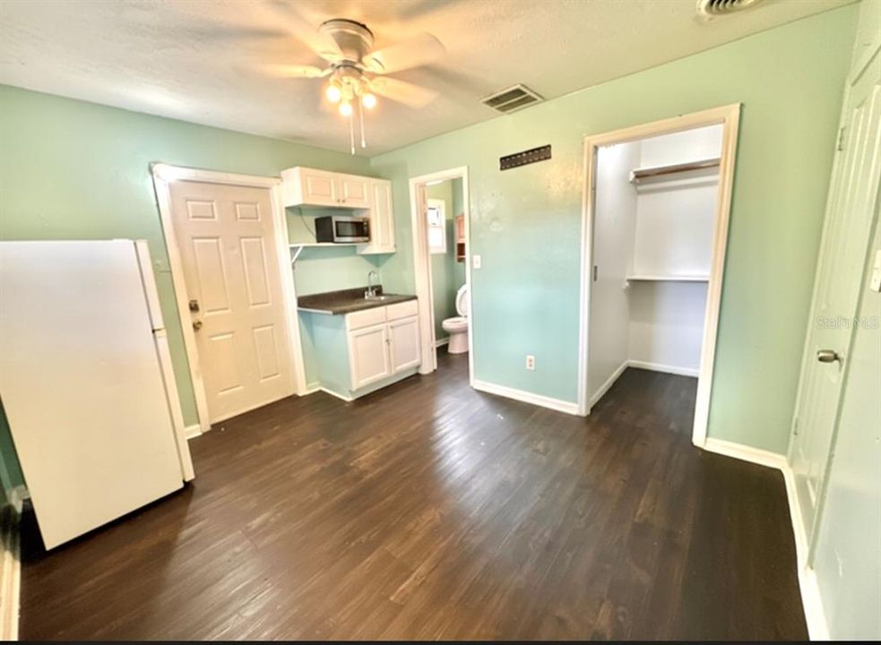 合同活跃: $239,999 (3 贝兹, 3 浴室, 936 平方英尺)