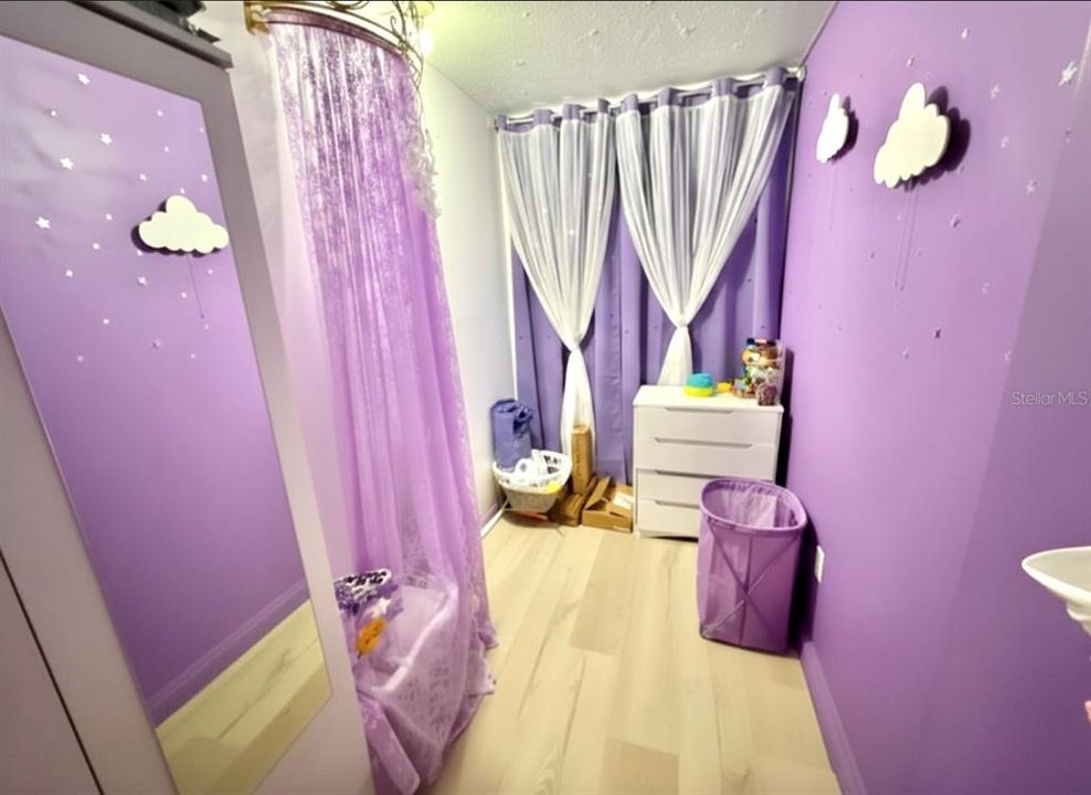 合同活跃: $239,999 (3 贝兹, 3 浴室, 936 平方英尺)