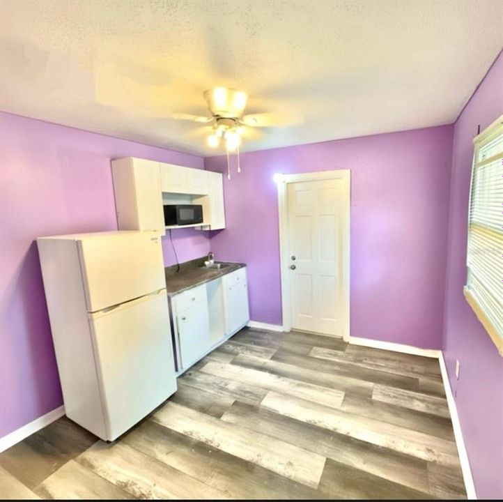 合同活跃: $239,999 (3 贝兹, 3 浴室, 936 平方英尺)