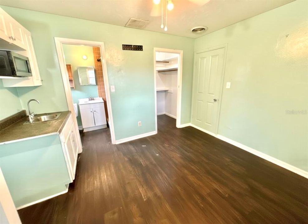 合同活跃: $239,999 (3 贝兹, 3 浴室, 936 平方英尺)