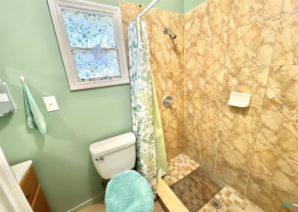 合同活跃: $239,999 (3 贝兹, 3 浴室, 936 平方英尺)