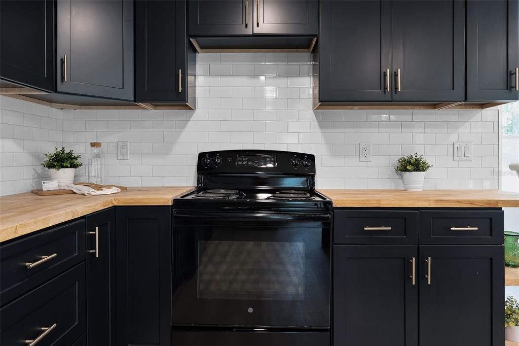 Active With Contract: $289,000 (3 beds, 2 baths, 1564 Square Feet)