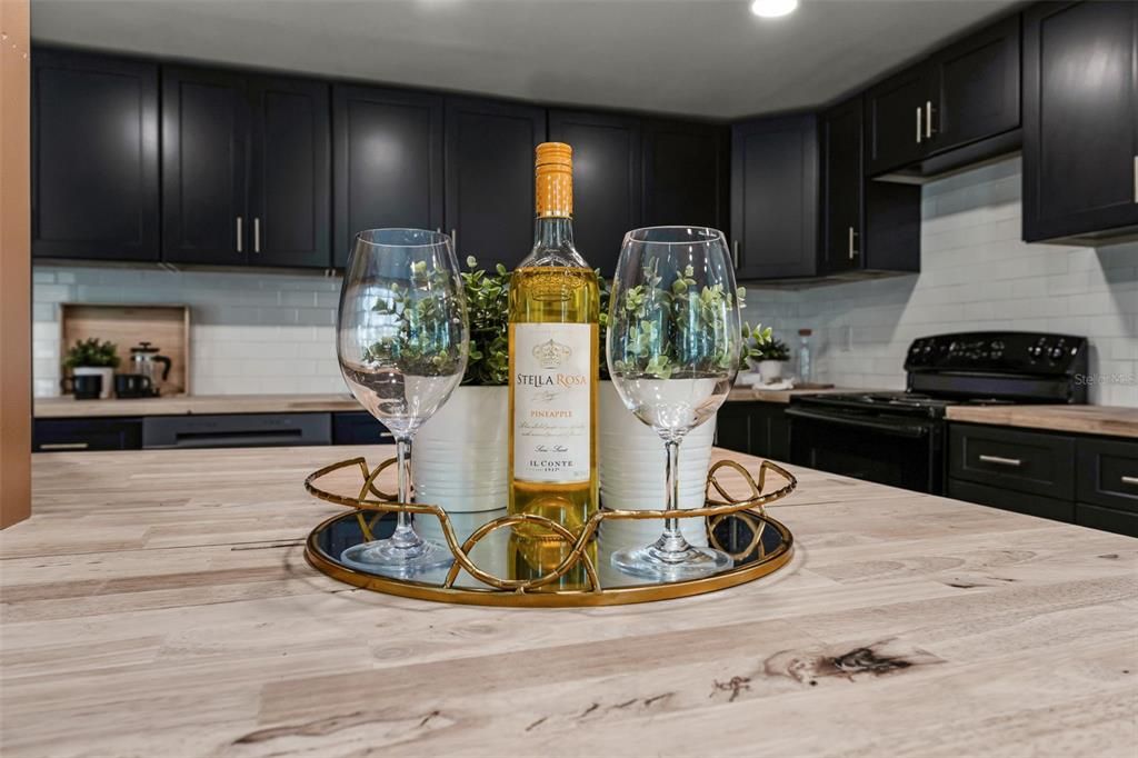 Active With Contract: $289,000 (3 beds, 2 baths, 1564 Square Feet)