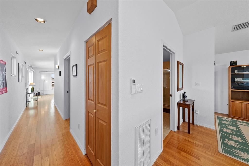 合同活跃: $1,400,000 (3 贝兹, 3 浴室, 2486 平方英尺)