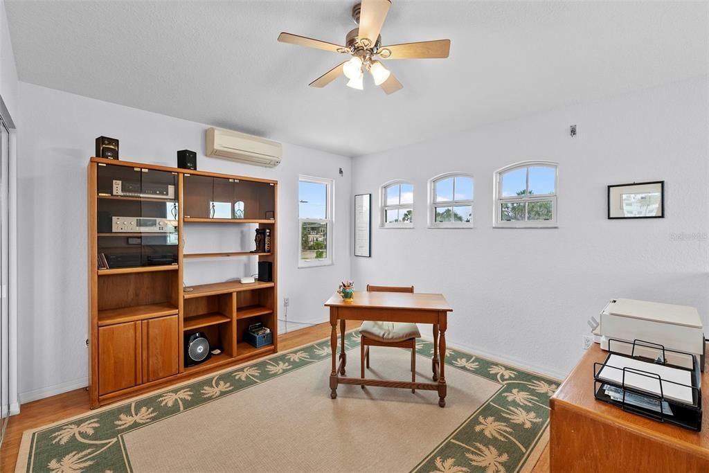 合同活跃: $1,400,000 (3 贝兹, 3 浴室, 2486 平方英尺)